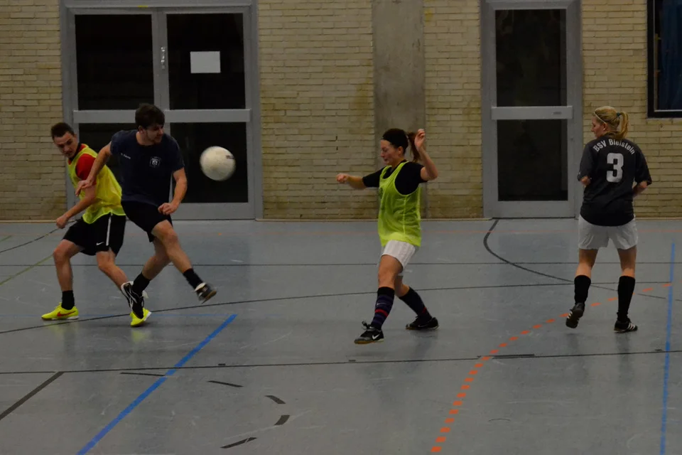 Augen zu und durch: Katrina Schneider blockt einen Schussversuch von David Kaune Augen zu und durch: Katrina Schneider blockt einen Schussversuch von David Kaune