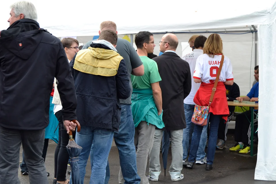 Da war Geduld angesagt: Zu Beginn bildeten sich lange Schlagen am Essensstand