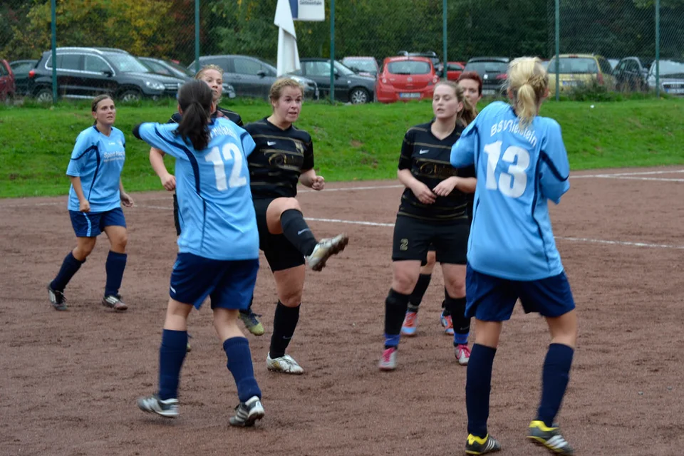 Unorthodoxe Körperhaltung der Spielerinnen beider Mannschaften Unorthodoxe Körperhaltung der Spielerinnen beider Mannschaften