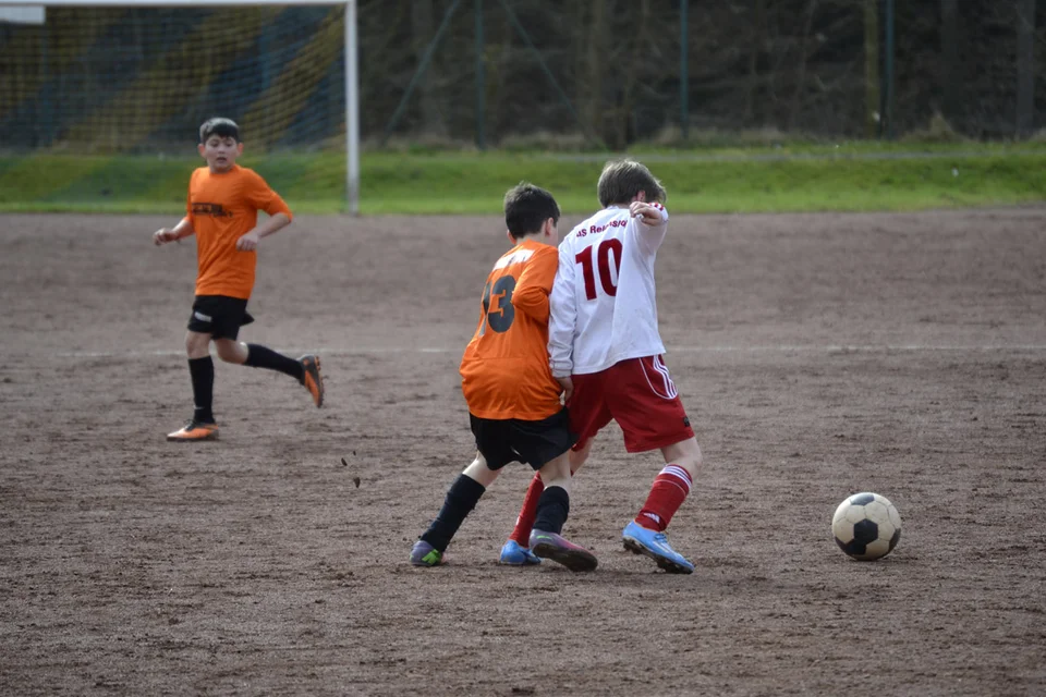... und zwingt ihn zum Rückpass ... und zwingt ihn zum Rückpass