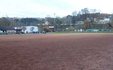 Aus dem Ascheplatz ist ein Kunstrasenplatz geworden Aus dem Ascheplatz ist ein Kunstrasenplatz geworden