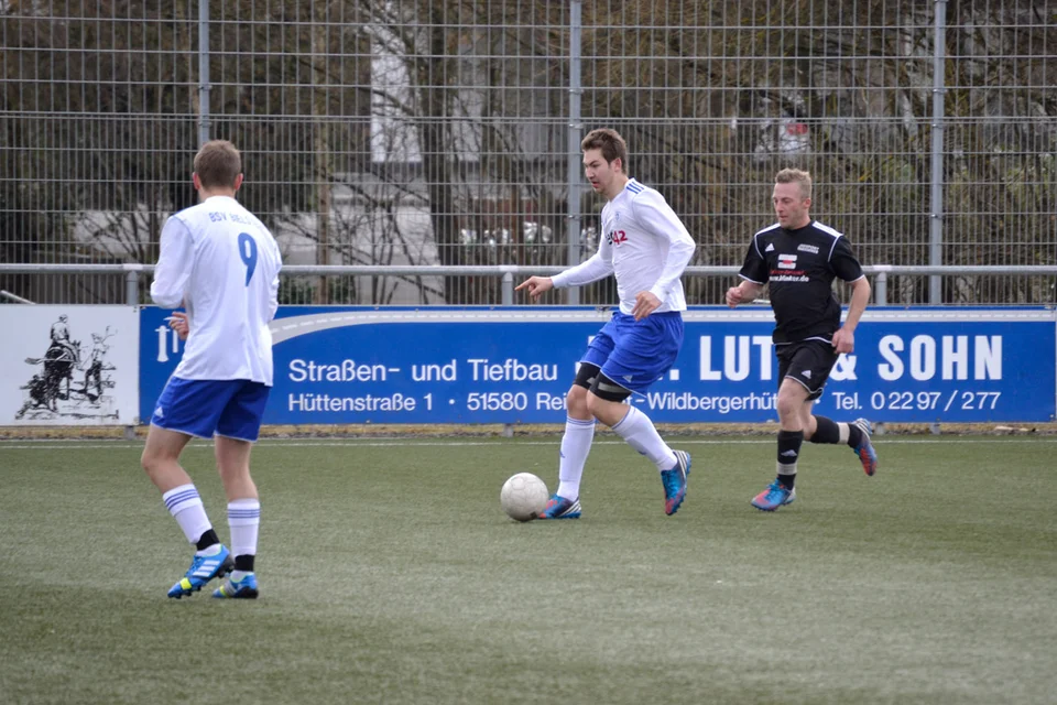 Dribbelstarker Innenverteidiger: Marcel Nördtling mit einem seiner berüchtigten Vorstöße Dribbelstarker Innenverteidiger: Marcel Nördtling mit einem seiner berüchtigten Vorstöße