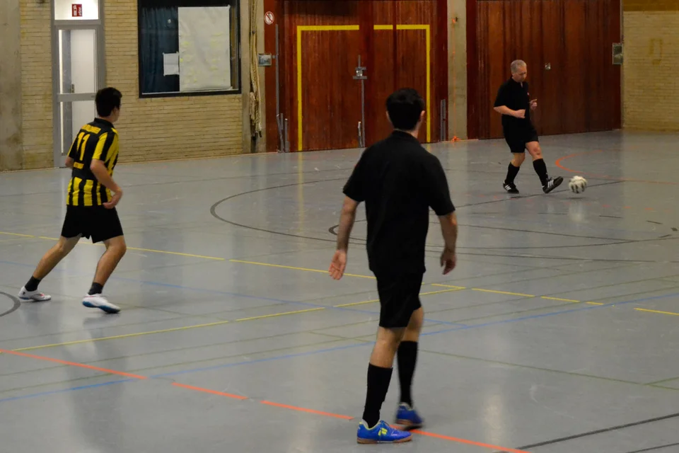 ... konnte sich trotz des wesentlich geringeren Alters am Ende knapp durchsetzen ... konnte sich trotz des wesentlich geringeren Alters am Ende knapp durchsetzen