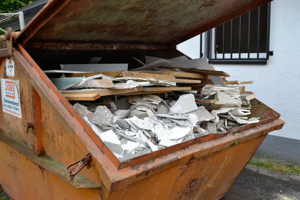 Pickepacke voll: der Container vor dem Clubheim Pickepacke voll: der Container vor dem Clubheim
