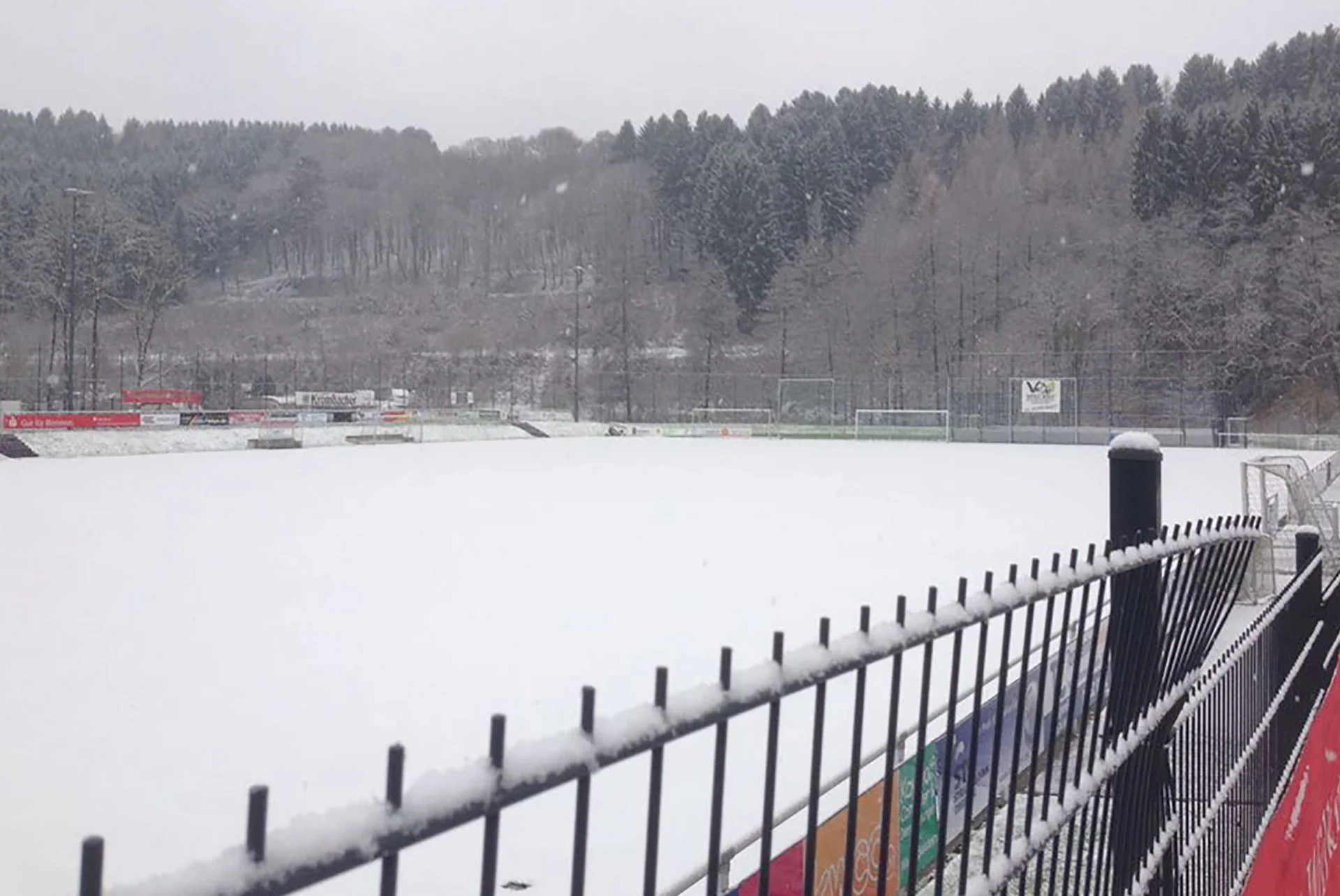 Der Kunstrasen in der Dr. Kind Arena ist in eine weiße Schneedecke gehüllt