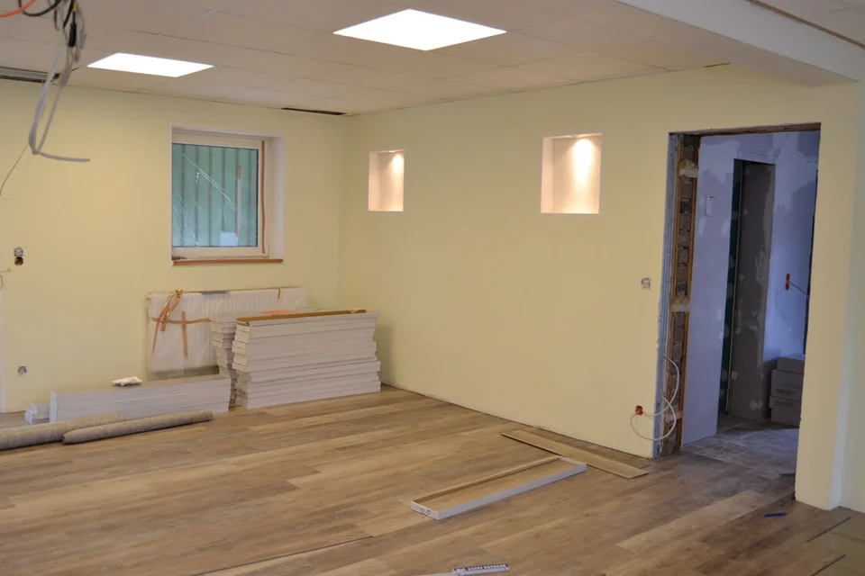 Viel passiert in den letzten fünf Tagen: die Wände sind gestrichen, der Boden zum Teil schon verlegt Viel passiert in den letzten fünf Tagen: die Wände sind gestrichen, der Boden zum Teil schon verlegt