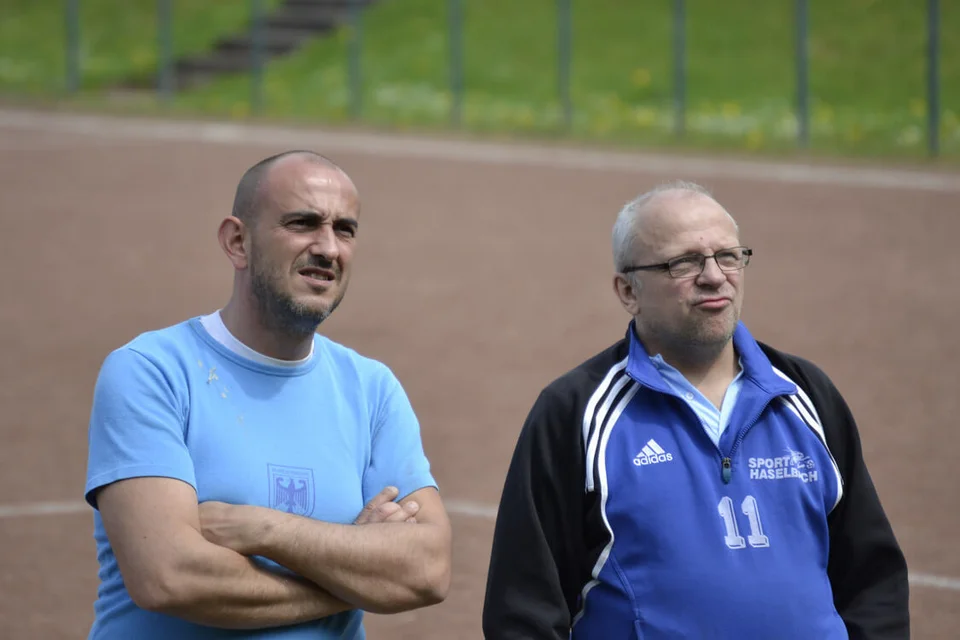 Finden das Banner trotz des kritischen Blicks sehr schön: Joschi Große und Ede Noreikat