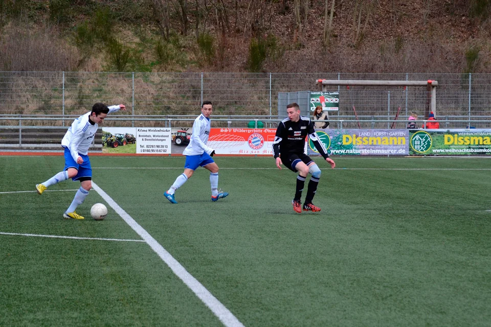 Fast die Kopie des Führungstreffers: dieses Mal erobert Jascha Bagherzadeh den Ball ... Fast die Kopie des Führungstreffers: dieses Mal erobert Jascha Bagherzadeh den Ball ...