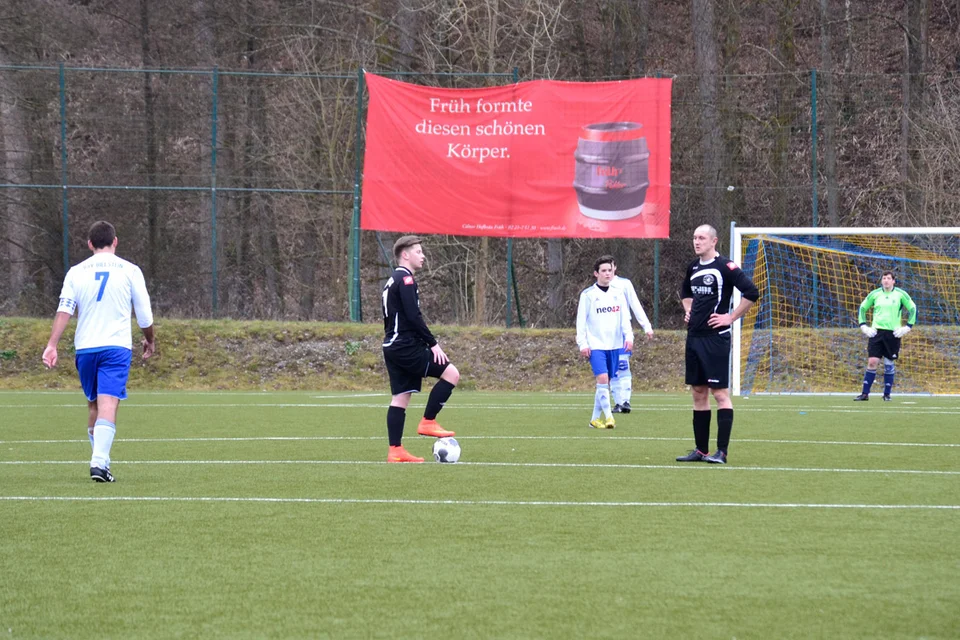 Ernste Mienen: die Derschlager bei der Ausführung des Anstoßes nach dem 5:0 Ernste Mienen: die Derschlager bei der Ausführung des Anstoßes nach dem 5:0