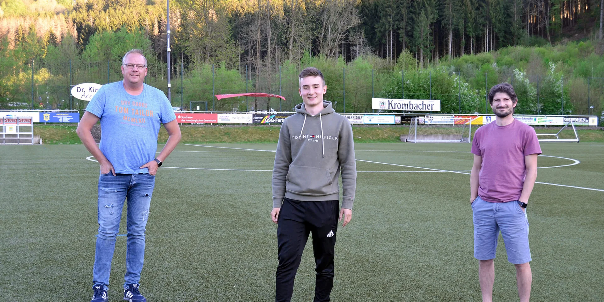 Thorsten Prangenberg, Tom Schöpplein und Georgios Xanthoulis auf dem Rasen der Dr. Kind Arena in Bielstein