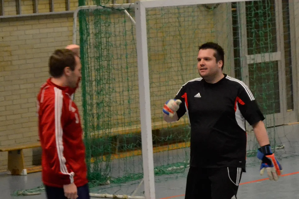 Abklatschen zweier Kumpels: ein Marienhagener Akteur mit seinem Torhüter Marco Köster Abklatschen zweier Kumpels: ein Marienhagener Akteur mit seinem Torhüter Marco Köster