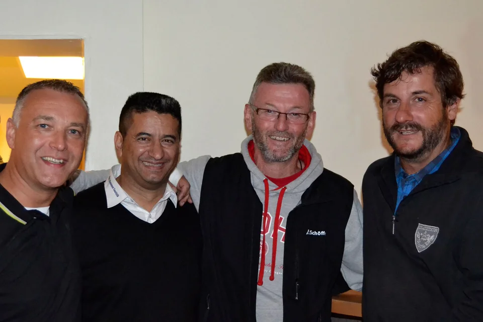 Foto zu später Stunde: Thomas Rothe, Mehdi Moradi, Dietmar Herhaus und Rainer Kaminski