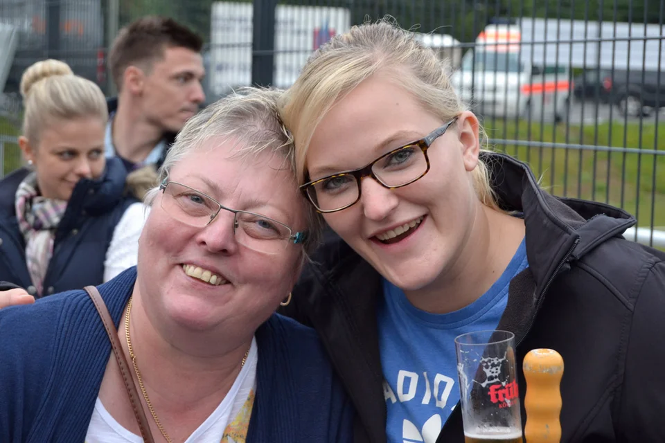 Auf ihre Männer stolz wie Oskar: Frau Kampka und Anika Bruch