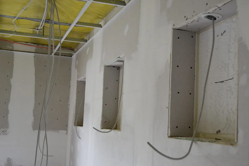 Die Wände (inkl. kleinerer Einkerbungen für den Vitrinen-Bereich) sind fertig Die Wände (inkl. kleinerer Einkerbungen für den Vitrinen-Bereich) sind fertig