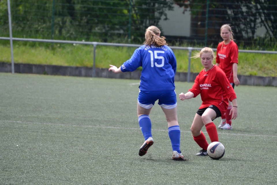 Vanessa Heinrich im Duell mit einer Gegenspielerin Vanessa Heinrich im Duell mit einer Gegenspielerin