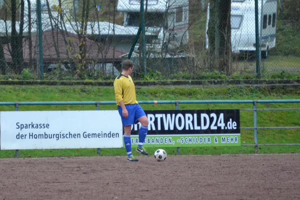 Spielertrainer Axel vor der Ausführung eines Freistoßes