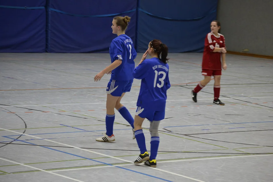 Jacqueline Holtz und Jenny Völker erwarten den Abschlag der Torhüterin