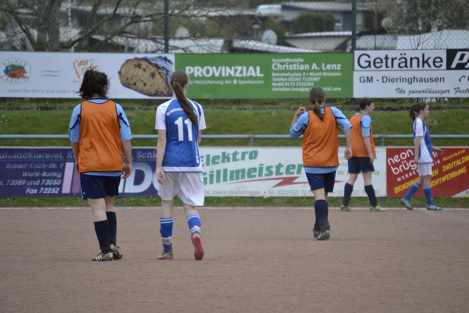Goli Chahardahcherik, Nina Boxberg und Cathrin Heim in Erwartung eines Einwurfs Goli Chahardahcherik, Nina Boxberg und Cathrin Heim in Erwartung eines Einwurfs