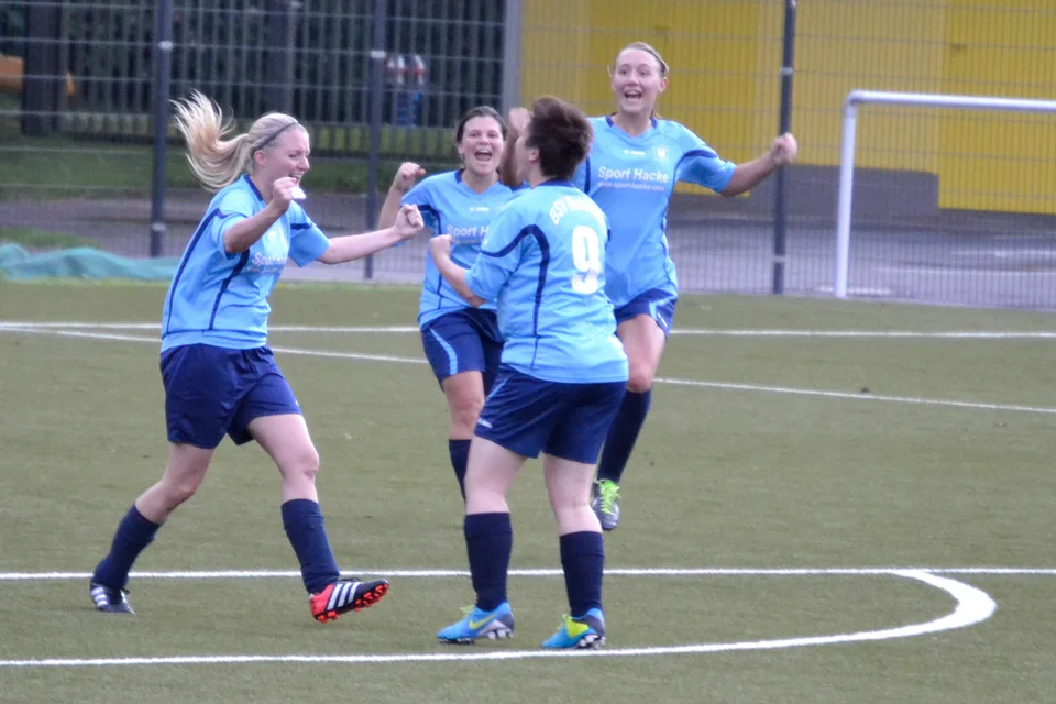 Wat 'n Hammer: Katharina Schmidt bejubelt mit ihren Mitspielerinnen ... Wat 'n Hammer: Katharina Schmidt bejubelt mit ihren Mitspielerinnen ...