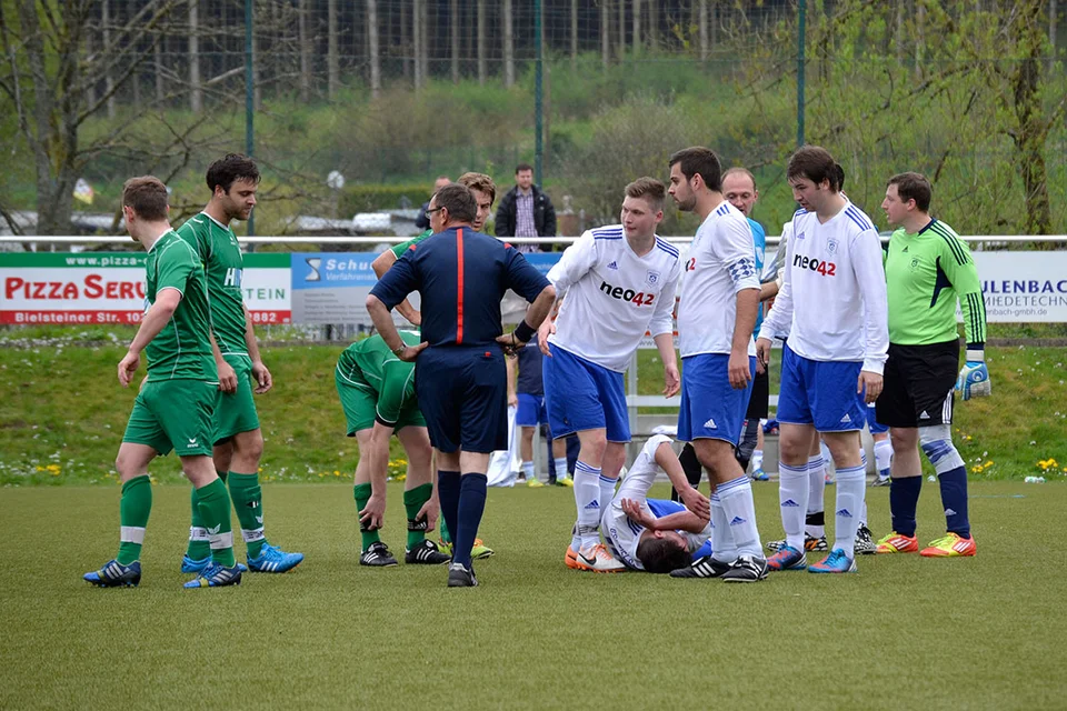 Knifflige Situation: ein Hochwalder Spieler (ganz links) und der am Boden liegende Kevin Müller lieferten sich ein Kopf-an-Kopf-Duell - der Schiedsrichter beließ es bei zwei gelben Karten Knifflige Situation: ein Hochwalder Spieler (ganz links) und der am Boden liegende Kevin Müller lieferten sich ein Kopf-an-Kopf-Duell - der Schiedsrichter beließ es bei zwei gelben Karten