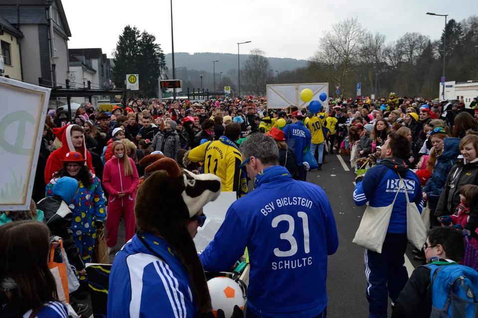 Wie es sich für einen Fußballverein gehört, gehörten auch Fußbälle zum Kamellebestand Wie es sich für einen Fußballverein gehört, gehörten auch Fußbälle zum Kamellebestand