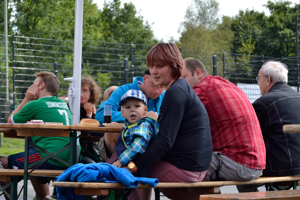 Trotz des kritischen Blicks rundum zufrieden: Katrin Nikolay und ihr kleiner Sohnemann