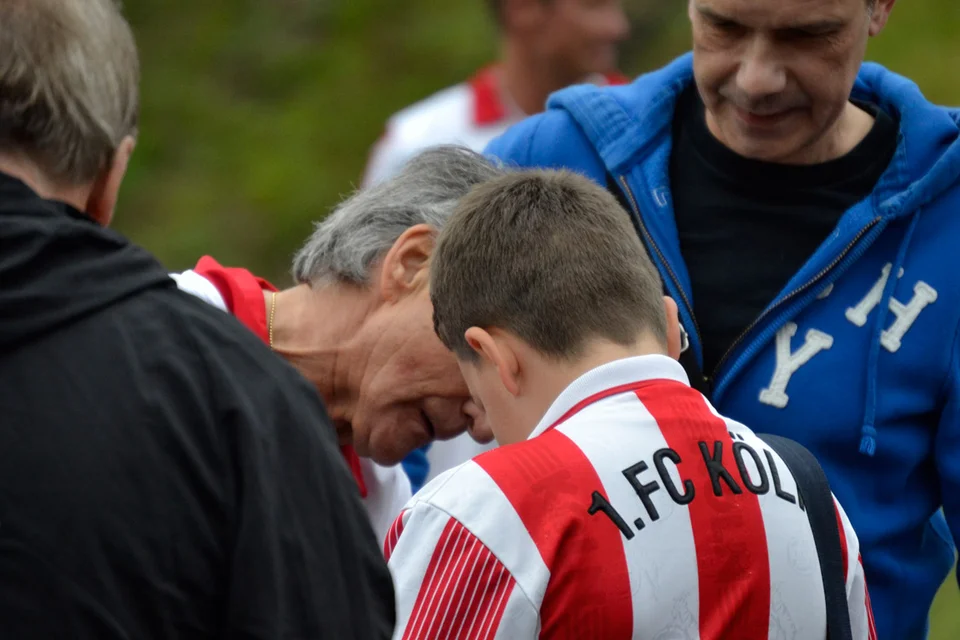 Beliebter Spieler für Autogramme: Wolfgang Overath erfüllte die Wünsche der Bielsteiner Jugend ...