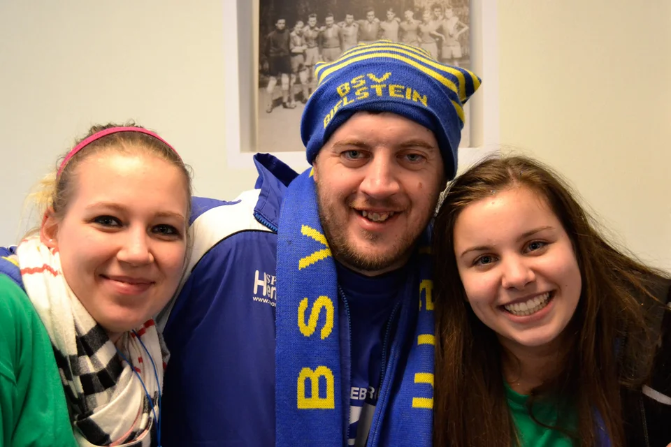 Der Trainer und seine Kapitäne: Carsten Fricke mit Xenia Eglien und Annalena Müllenmeister Der Trainer und seine Kapitäne: Carsten Fricke mit Xenia Eglien und Annalena Müllenmeister