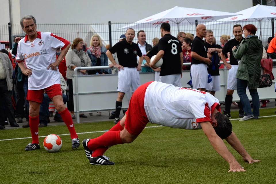 „Geh' mir weg mit dem Scheiß“: Wolfgang Overath beobachtet Thomas Szdebels Dehnübungen mit ein wenig Argwohn