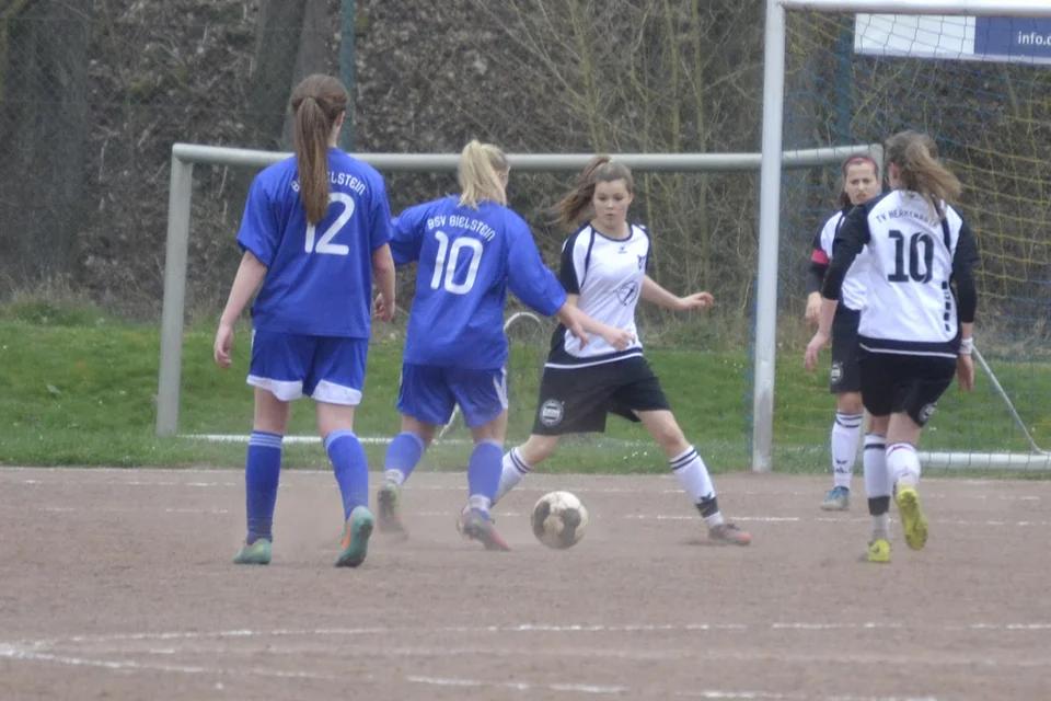 Vivian Schulte beobachtet Sarah Kapp bei einer der wenigen gefährlichen Offensivaktionen Vivian Schulte beobachtet Sarah Kapp bei einer der wenigen gefährlichen Offensivaktionen