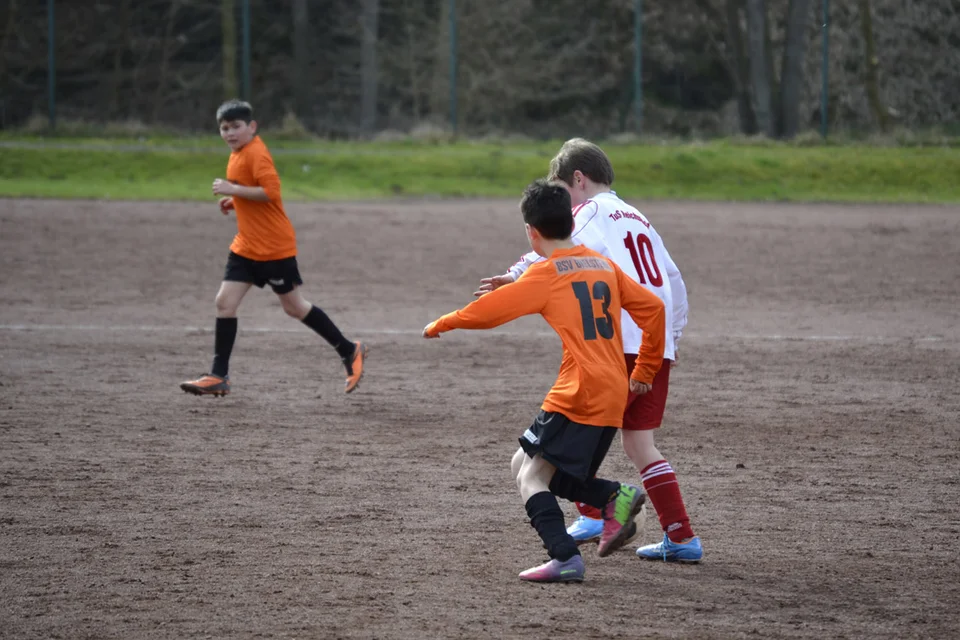 Louis attackiert seinen Gegenspieler ... Louis attackiert seinen Gegenspieler ...