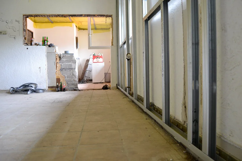 ... bauten die Schienen für die neuen Wände auf ... bauten die Schienen für die neuen Wände auf