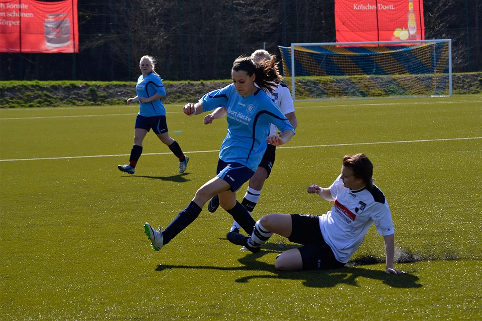 Grätsche von hinten: Chiara Schwarzloh kann ihrer Gegenspielerin gerade noch entweichen