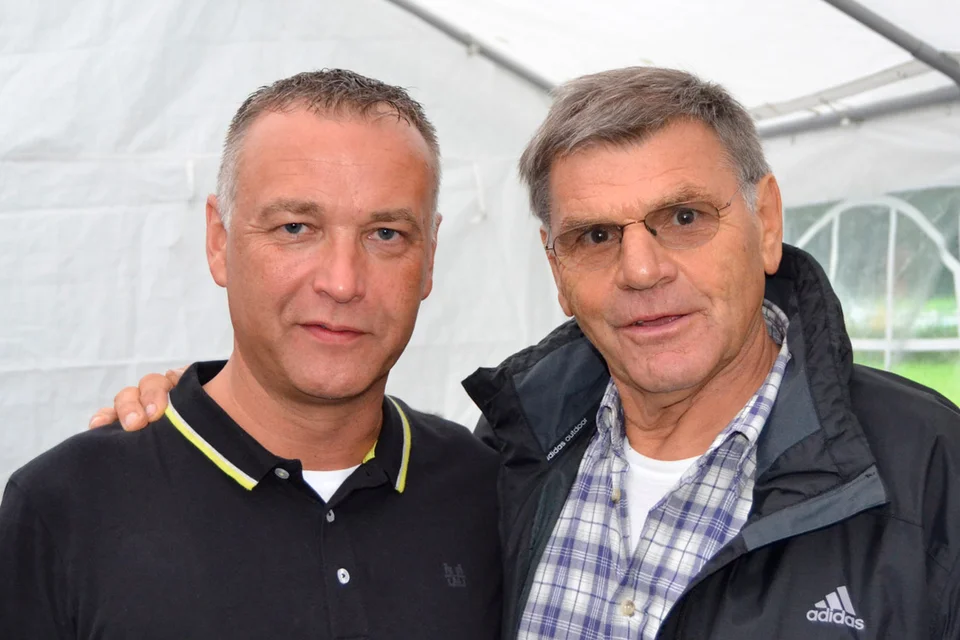 Zeit für ein paar Erinnerungsfotos: Thomas Rothe mit Wolfgang Weber ...