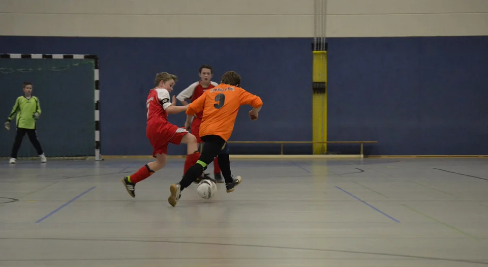 Sven setzt sich gegen seinen Gegenspieler durch Sven setzt sich gegen seinen Gegenspieler durch