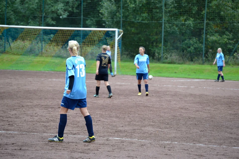 Simone (im Vordergrund) wartet auf den Abschlag von Anika (im Hintergrund) Simone (im Vordergrund) wartet auf den Abschlag von Anika (im Hintergrund)