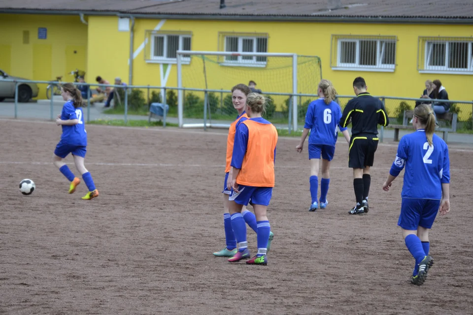 Vivian Schulte und Sarah Kapp freuen sich über Jacys Tor Vivian Schulte und Sarah Kapp freuen sich über Jacys Tor