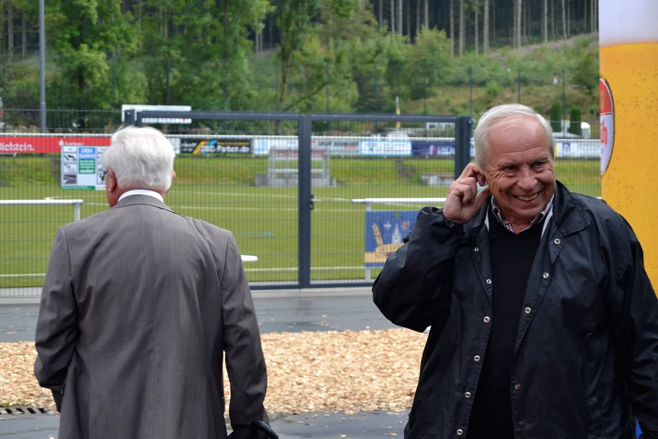 Hatte seinen Spaß: Burkhardt Klein scherzt mit einem Verantwortlichen der Firma Polytan