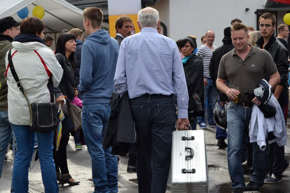Ein älterer Herr rückte mit den Trikots des 1. FC Köln an