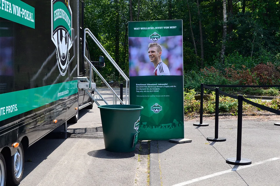 „Ich geh' jetzt erst mal in die Eistonne und dann sehen wir weiter“ - Per Mertesackers Eistonne schaute ebenfalls vorbei „Ich geh' jetzt erst mal in die Eistonne und dann sehen wir weiter“ - Per Mertesackers Eistonne schaute ebenfalls vorbei