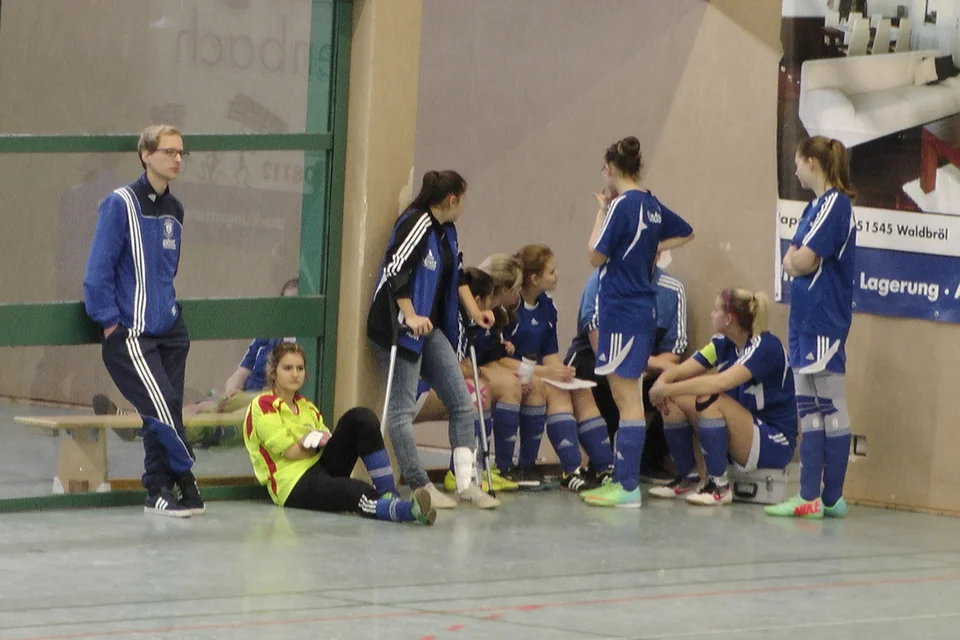 Letzte Instruktionen: vor dem letzten Spiel gibt Trainer Carsten Fricke den Mädchen noch ein paar Anweisungen, Benjamin Gries beobachtet die laufende Partie Letzte Instruktionen: vor dem letzten Spiel gibt Trainer Carsten Fricke den Mädchen noch ein paar Anweisungen, Benjamin Gries beobachtet die laufende Partie