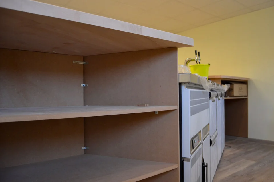 Blick hinter die Theke: in fünf Fächern können die Bedienungen einige Sachen verstauen Blick hinter die Theke: in fünf Fächern können die Bedienungen einige Sachen verstauen