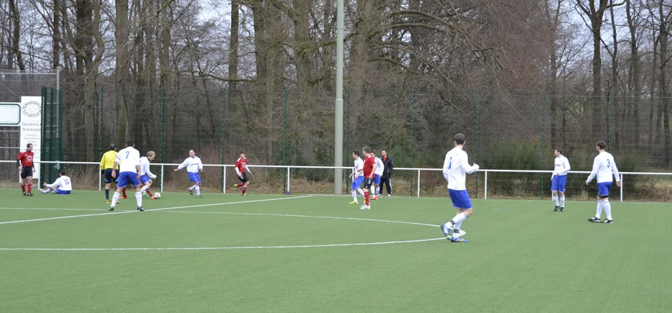 Benjamin Gries setzt sich gegen seinen Gegenspieler durch Benjamin Gries setzt sich gegen seinen Gegenspieler durch