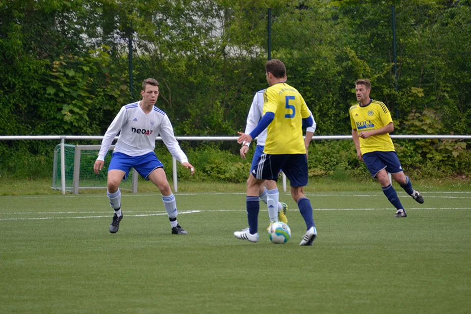 Manuel Holtz bei dem Versuch, Eugen Tschumakow zu stoppen Manuel Holtz bei dem Versuch, Eugen Tschumakow zu stoppen