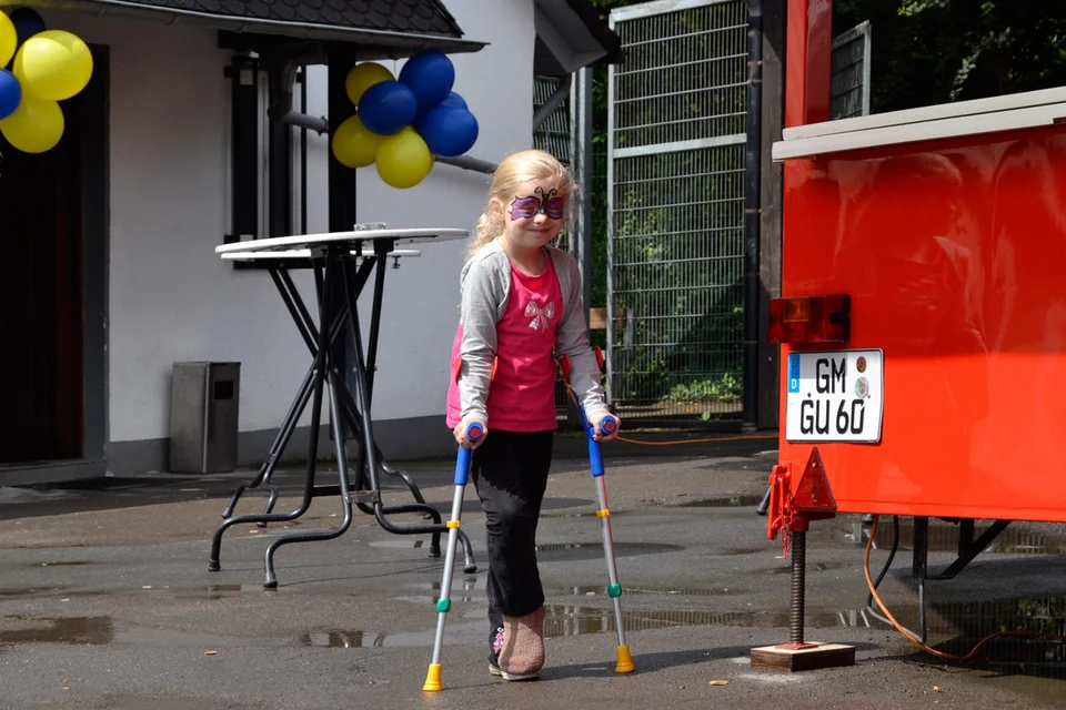 Trotz des Sportverbots war auch für sie etwas dabei: Svens kleine Tochter freut sich über die tolle Bemalung der Kinderschminker