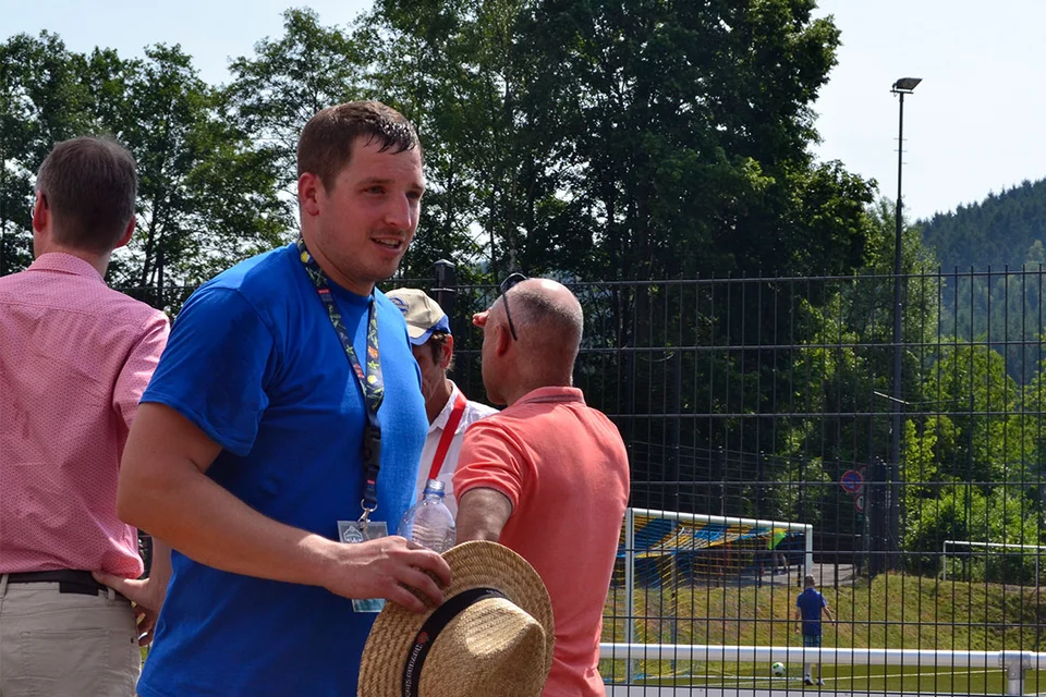 Nass geschwitzt: Florian Last auf dem Weg zu einer kleinen Abkühlung Nass geschwitzt: Florian Last auf dem Weg zu einer kleinen Abkühlung