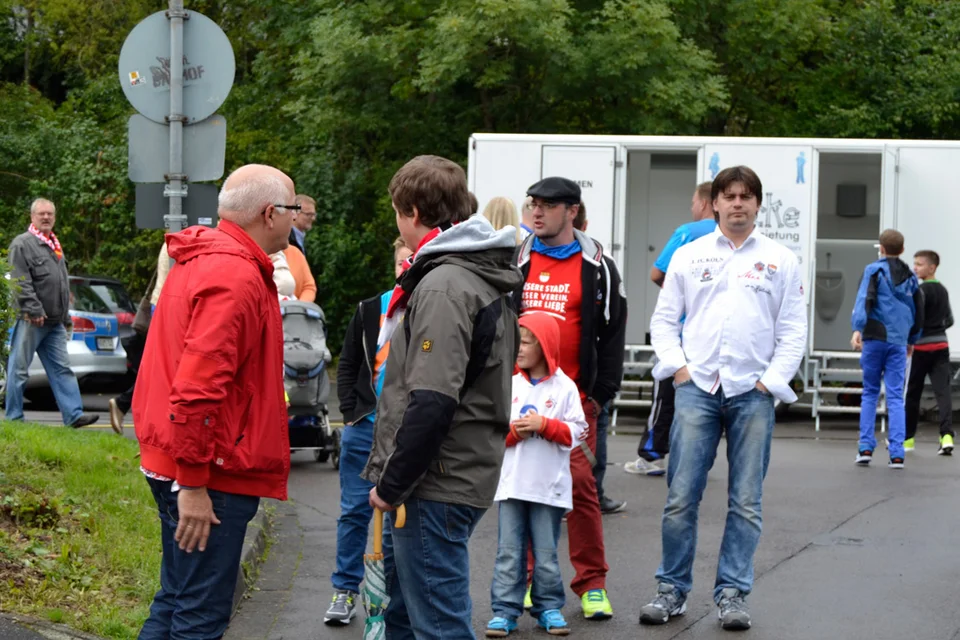 Einzelne Kölner warteten am Eingang, um von ihren Idolen ein Autogramm zu erhaschen