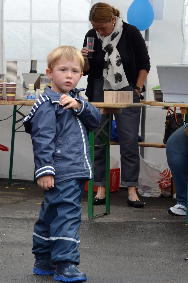Vorsichtshalber in voller Regenmontur: ein junger Mann hatte vorgesorgt