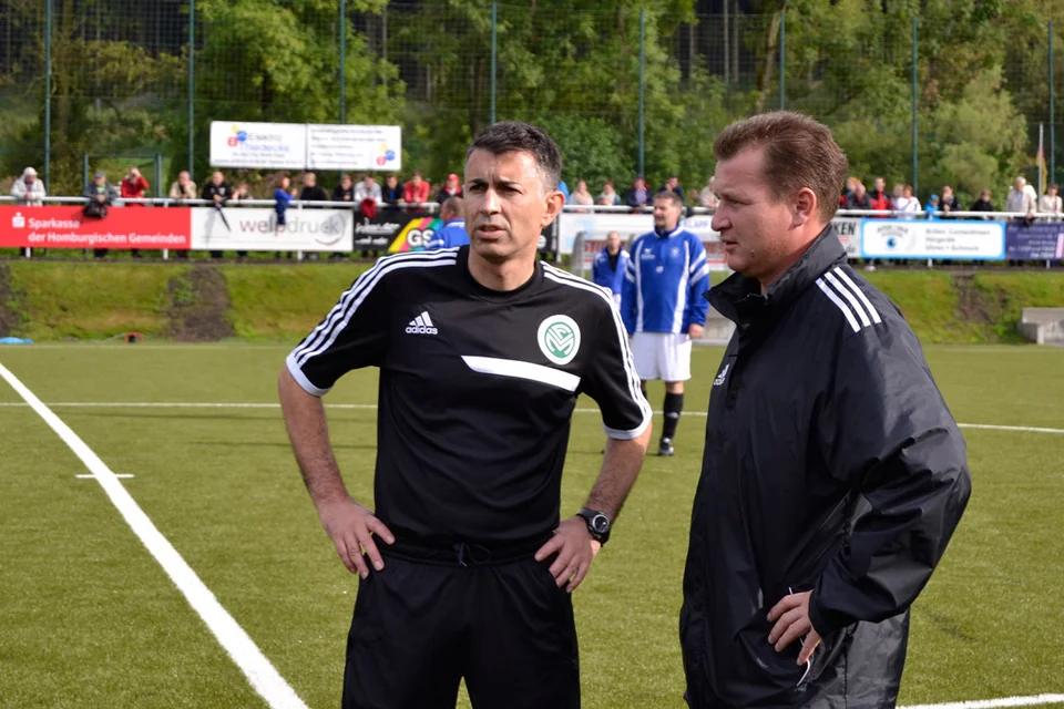 Das Aufwärmen war eher sekundär: zwei der drei Mitglieder des Schiedsrichtergespanns beobachten das Treiben am Sportplatz