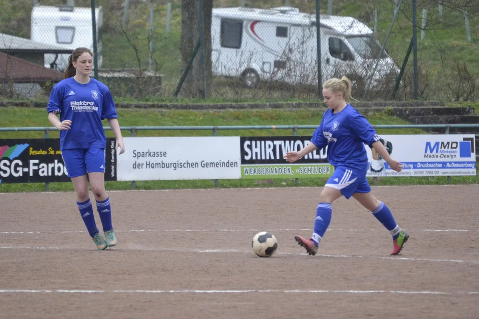 Vivian Schulte und Sarah Kapp bei der Ausführung des Anstoßes Vivian Schulte und Sarah Kapp bei der Ausführung des Anstoßes
